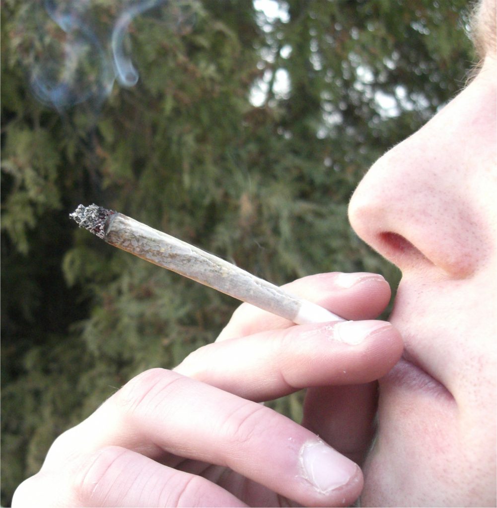 jeune qui fume du cannabis